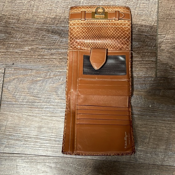 Vintage Salvatore Ferragamo python wallet - Picture 5 of 8
